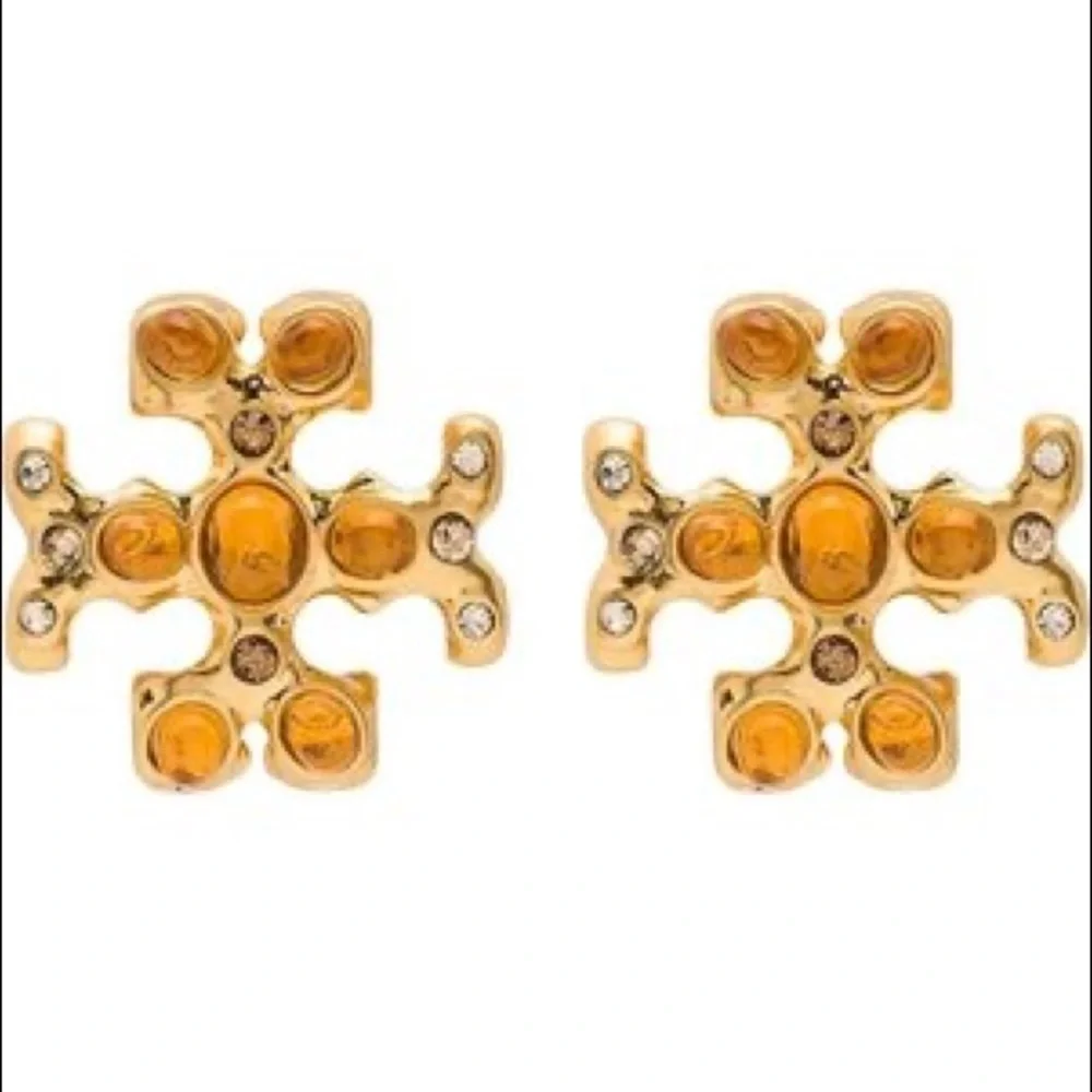 Designers Brands For Customers That Love To Wear Casual and Elegant Accessories